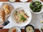 グリーンパンのクリックシェフシリーズ調理器具と彩り豊かな野菜、海産物、果物が並んだ食卓の様子