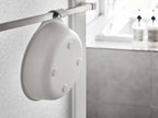 銀色の「MIST/ミスト」マグネット付きトイレットペーパーホルダー。アルミニウムとニッケル製で浴室のスチール壁面に簡単に取り付けられます。