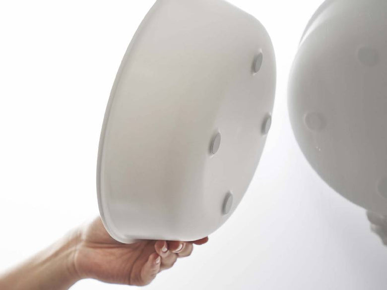 ポリプロピレン製のマグネット&引っ掛け湯おけがスチールの壁面に取り付けられている様子