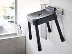 シルバーの水栓とシンクが備わったバスルームの家庭用ハードウェアとプラスチック製品の写真