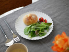 1616/arita japan TY Palaceの11cm、16cm、22cmの陶石製プレートとフォーク、スプーンがセットになった食卓の様子