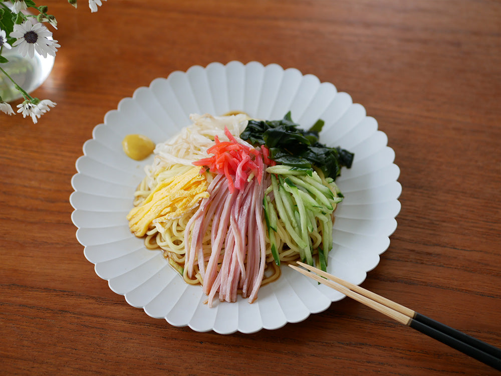 1616/arita japanのTY Palace Plateに盛られた中華麺とサラダの食事シーン