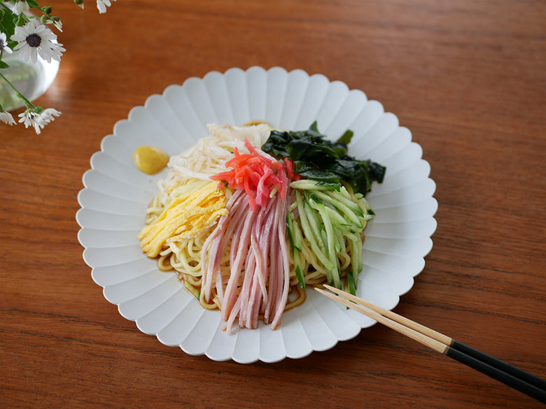 1616/arita japanのTY Palace Plateに盛られた中華麺とサラダの食事シーン