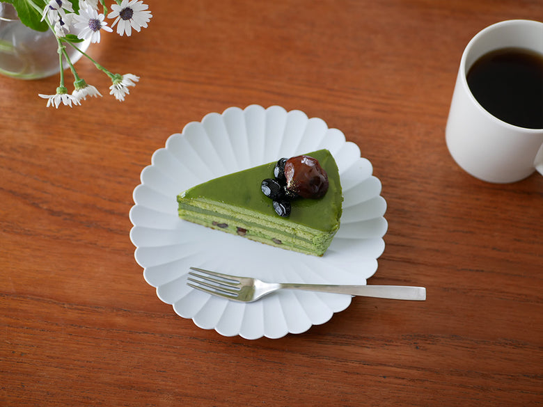 1616/arita japanの陶石製TY Palace Plate 160 Greyに盛られたケーキとデザートのテーブルセッティング