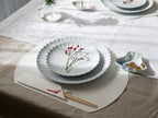 1616/arita japanのTY Palace Plateがテーブルクロスと生花と共に配置されたディナーセッティング