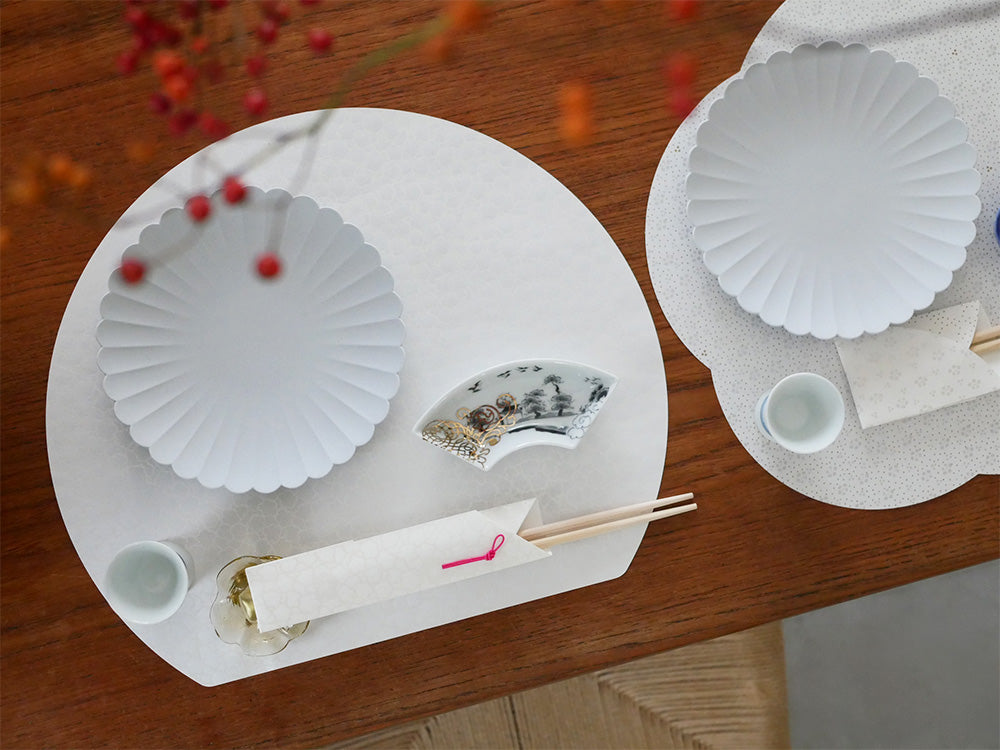 1616/arita japanのTY Palace Plate、異なるサイズ（11cm、16cm、22cm）の陶石製プレートが美しく並べられたディスプレイ