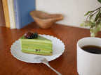 arita japanのTY Palaceプレートに美しく盛り付けられたケーキとデザート