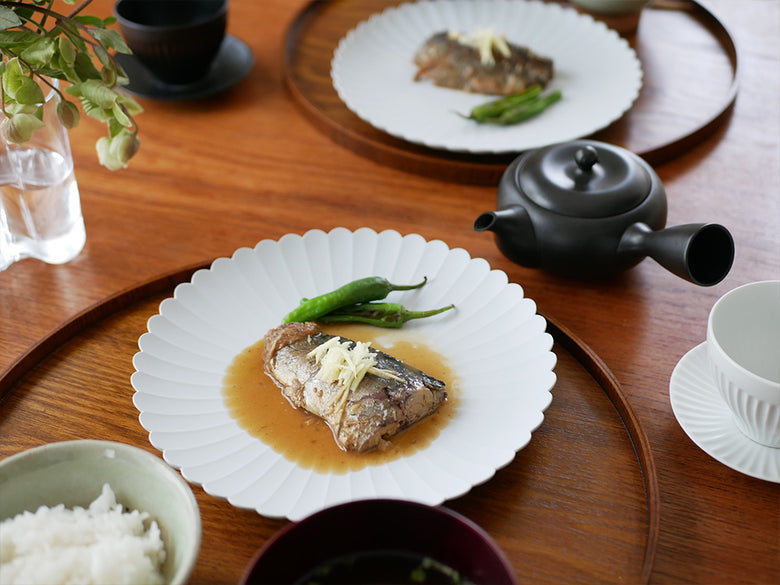 1616/arita japan TY Palaceシリーズの陶石製プレートがテーブル上に美しく並べられたセット画像