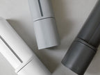 リッチェルのプラスチック製円筒形下から出るマグネットディスペンサーが壁に取り付けられている
