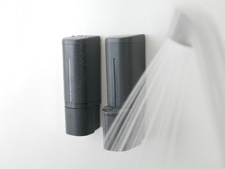 リッチェル下から出るシールフックディスペンサーのプラスチック製円筒形ボトルがセキュリティフックに取り付けられている
