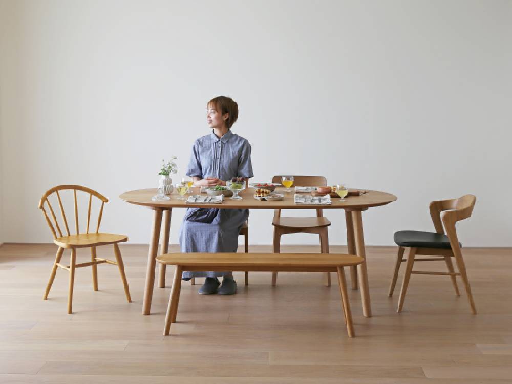 高野木工のホワイトオーク製RUBEベンチが、木製コーヒーテーブルと椅子、観葉植物とともにダイニングルームに配置されたインテリア