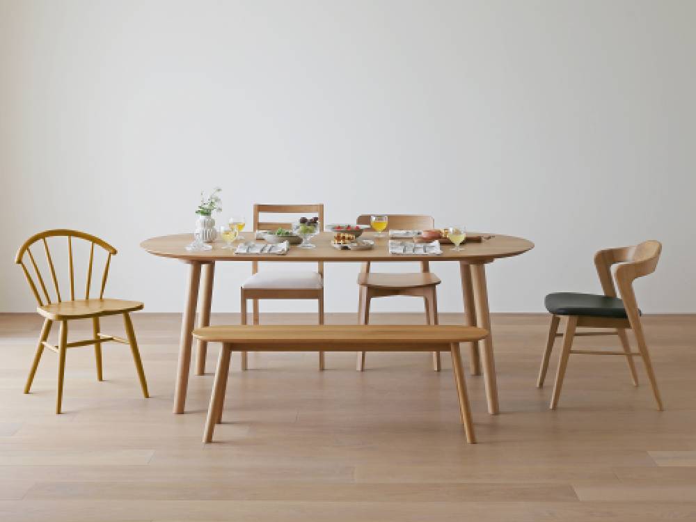 高野木工製ホワイトオークまたはウォルナットのRUBEダイニングテーブルと椅子、花鉢が配置されたダイニングルームの様子