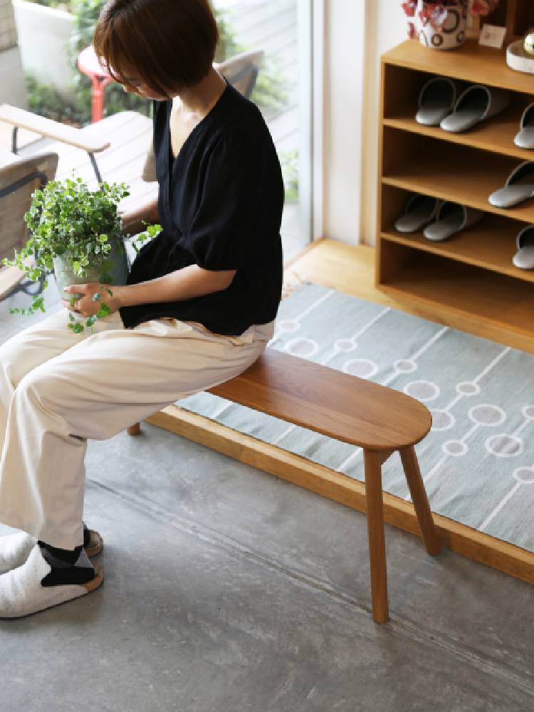 高野木工のRUBEワイドスツール、ホワイトオークまたはウォルナット無垢材を使用したウレタン塗装の木製スツール