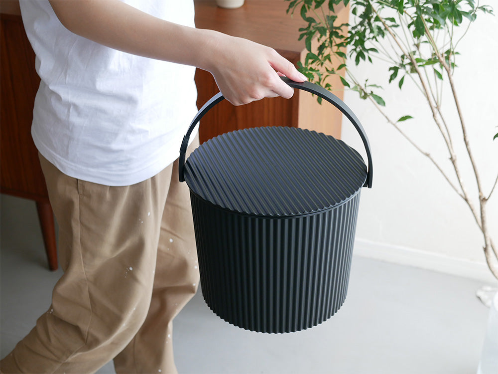 八幡化成製オムニウッティ ニュートラルの蓋付き円筒形プラスチック収納バスケット