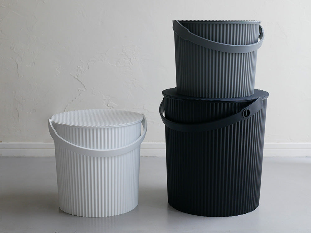 シルバー色のプラスチック製蓋付きシリンダー型ごみ箱