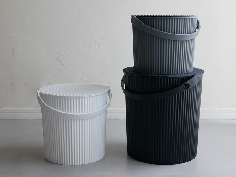 シルバー色のプラスチック製蓋付きシリンダー型ごみ箱