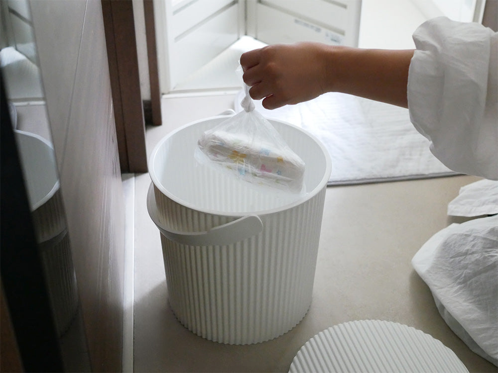 八幡化成製のプラスチック蓋付き収納オムニウッティ、円柱形でティッシュやペーパータオルを整理する家庭用収納用品