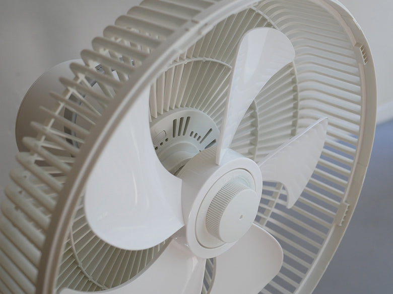 シロカの人認識センサー付きDC扇風機「めくばりファン」の羽根とプロペラを示す白色モデルの写真