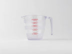marnaの基本計量カップ200mlと500mlの透明プラスチック製。キッチンで使用する計量用カップの画像