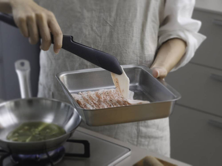 【marna/マーナ】マーナのきほん トングと他のキッチン用品が調理台に並べられている