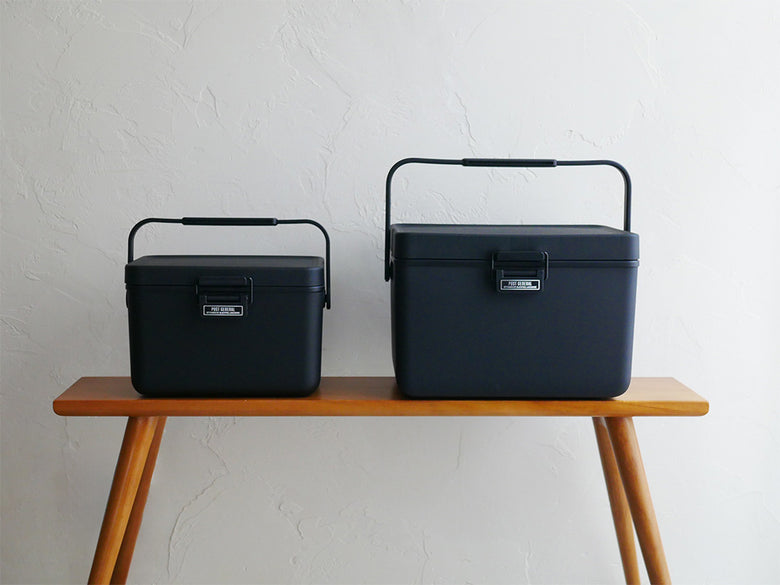THE ICE ERAハードシェルクーラーとアイススティック、アイスブリックが収納された収納ボックス