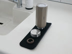 シンク上に置かれた【stta/スッタ】超速乾・超吸水２way水切りマット＆クロス。銀色の蛇口やソープディスペンサー、家の植物が周囲に配置され、デザイン性の高いキッチン用品が映し出されています。