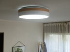 天然木とシルバーのLEDシーリングライトOlikaが設置された北欧風の寝室インテリア