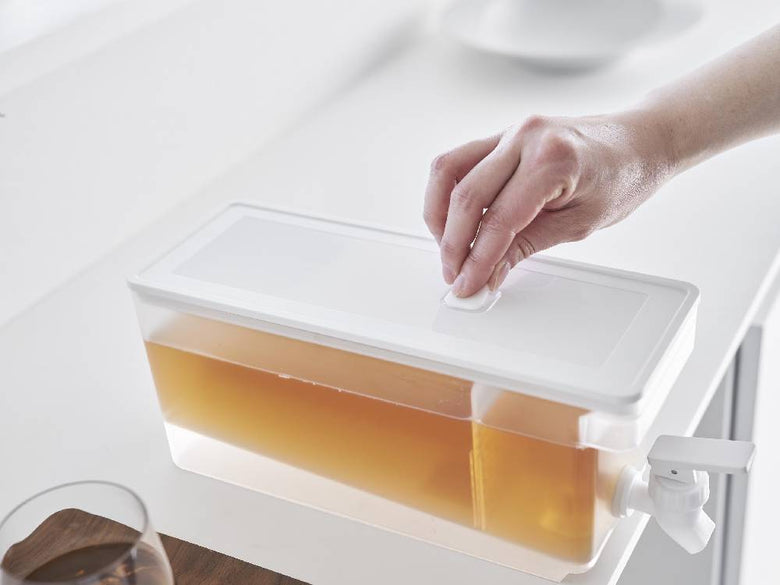 タワー冷蔵庫ドリンクサーバーとトレイ上に配置された食器、保存容器、蓋