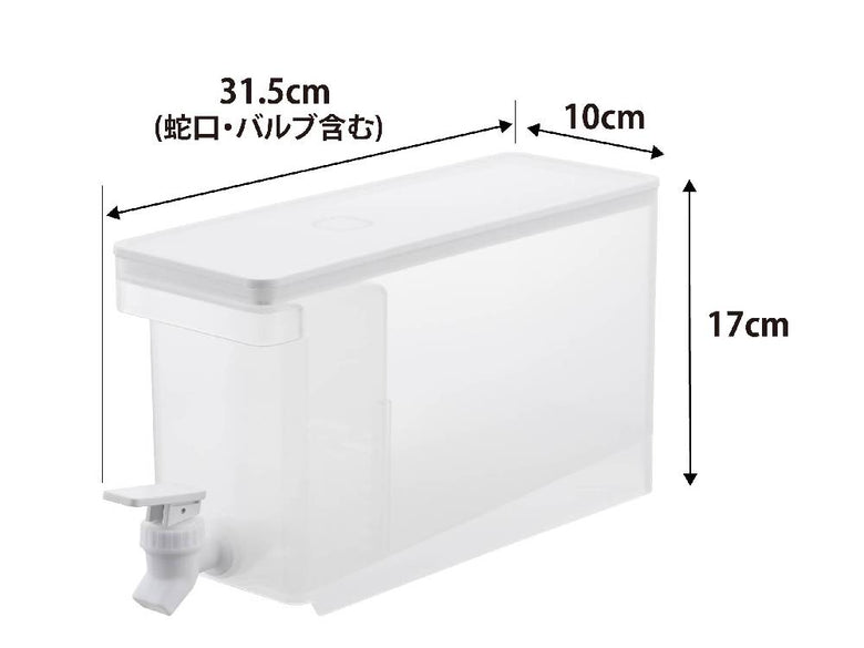 キッチンのシンクに設置されたタワー型冷蔵庫ドリンクサーバー