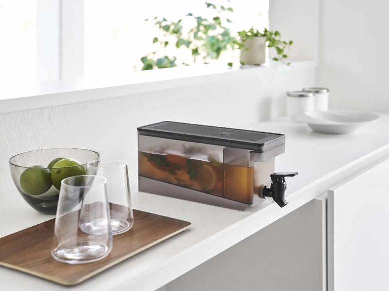 タワー型冷蔵庫ドリンクサーバー1.8Lおよび2.8Lの食品保存容器と蓋がセットされたキッチン家電