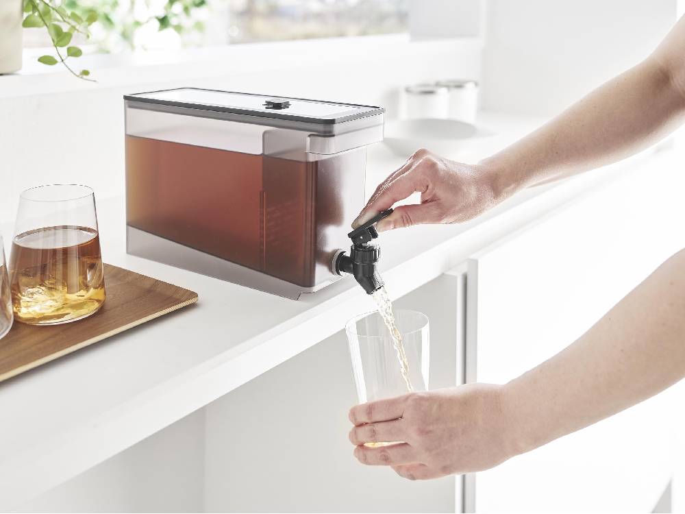 キッチンカウンター上に設置されたタワー型冷蔵庫ドリンクサーバー。蛇口と蓋が備わった小型家庭用電化製品