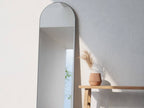 ガラスとポリ塩化ビニル製の高さ157cmの【Umbra/アンブラ】フーバ アーチド リー二ングミラー