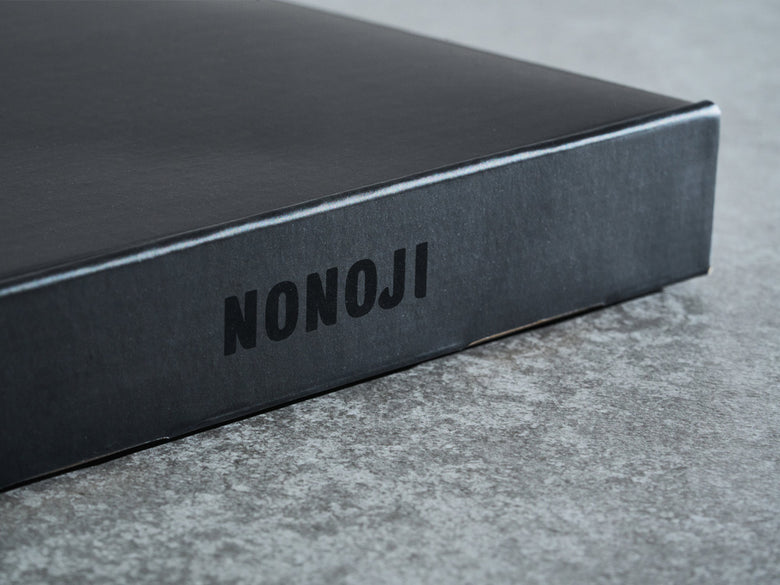 NONOJI限定ブラックのキャベピィMAXとサラダおろしセットが、シルバーとカーボンファイバーのデザインで並んでいる