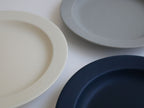 日本製磁器の【SAKUZAN】Saraシリーズ20cmプレートと21cmボウルが並べられた食器セット
