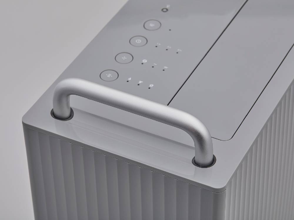 カドー除湿機 ROOT 7200 のシルバー色の家庭用空気清浄機。コンパクトでスタイリッシュなデザインが特徴です。