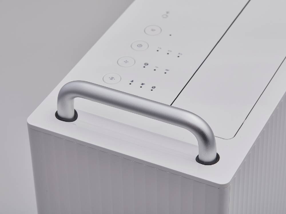 銀色のcado ROOT 7200除湿機。ABS樹脂製の家庭用空気清浄家電。