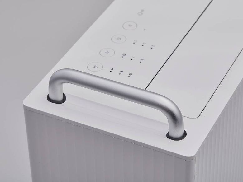 銀色のcado ROOT 7200除湿機。ABS樹脂製の家庭用空気清浄家電。