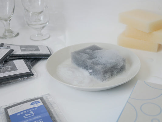 コスパ最強サンサンスポンジ ノーマルブラック4個セット。日本製ポリウレタン製の洗浄用スポンジが整然と並んでいる