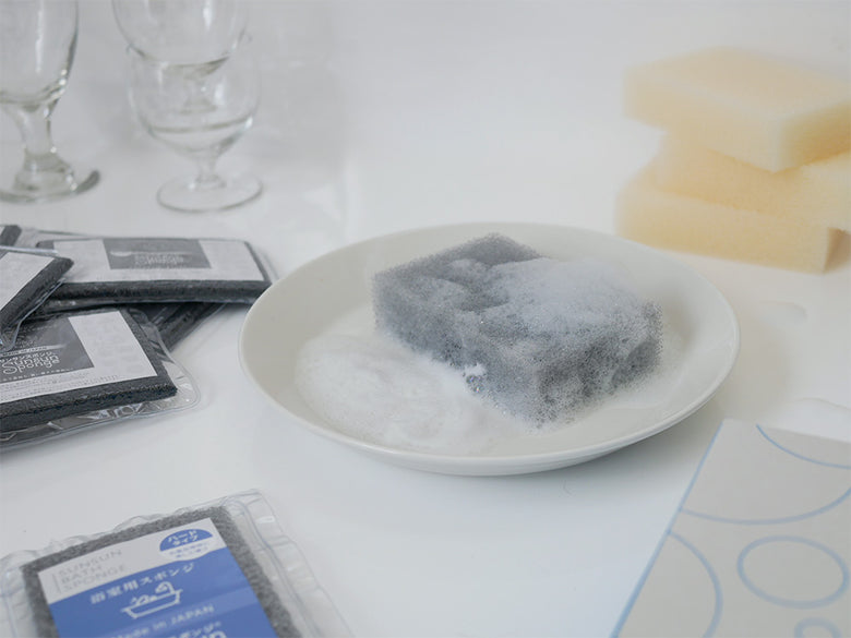 コスパ最強サンサンスポンジ ノーマルブラック4個セット。日本製ポリウレタン製の洗浄用スポンジが整然と並んでいる