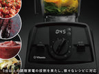 Vitamixバイタミックスのキッチンブレンダーと新鮮な野菜や食材が調理台に並ぶ様子