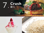 テーブル上にボウルに盛られたデザート料理と、周囲に食器や肉、乳製品などの食材が配置されている様子