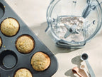 Vitamixブレンダーとケーキ作りの材料や調理用具が並んだキッチンの一角