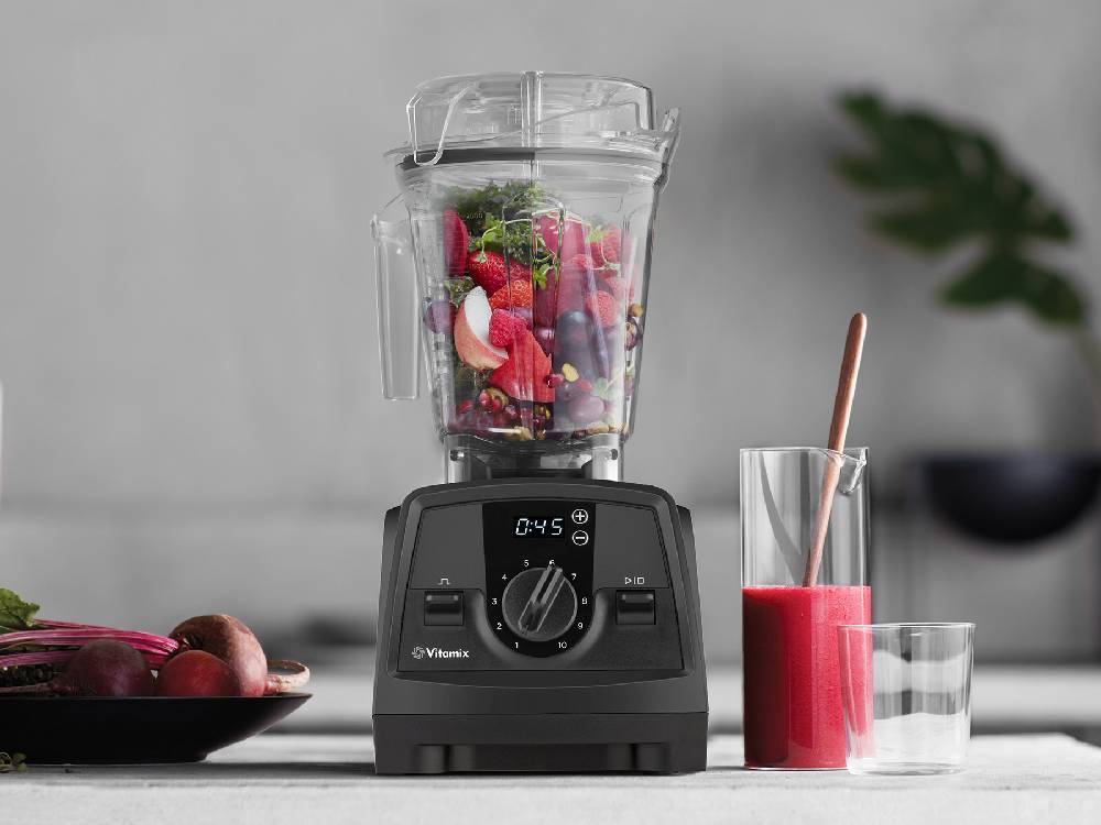 Vitamixバイタミックスのミキサーで新鮮な野菜や食材をブレンドしているキッチンの様子