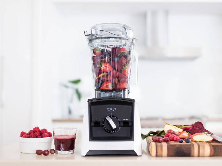 Vitamixバイタミックスのブレンダーと食品処理機、フルーツや野菜が並ぶキッチンの風景