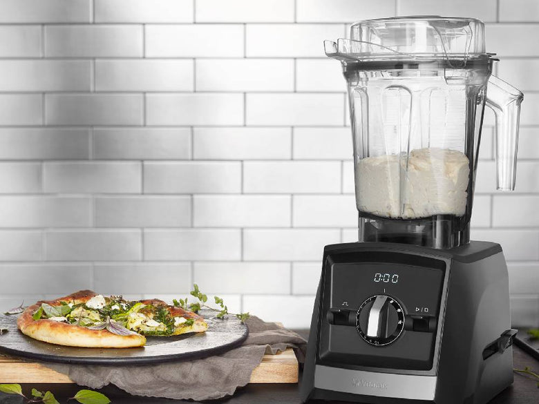 Vitamixのホームキッチン用ミキサーと新鮮な果物が並ぶ調理シーン