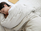 cocomaniのシングルサイズ綿100％トロふわ肌掛け布団がベッドに美しくセットされている