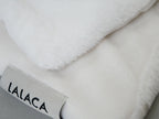 LALACAの白色ポリエステル製洗えるなめらか素材ヒーターブランケットがきれいに畳まれている様子