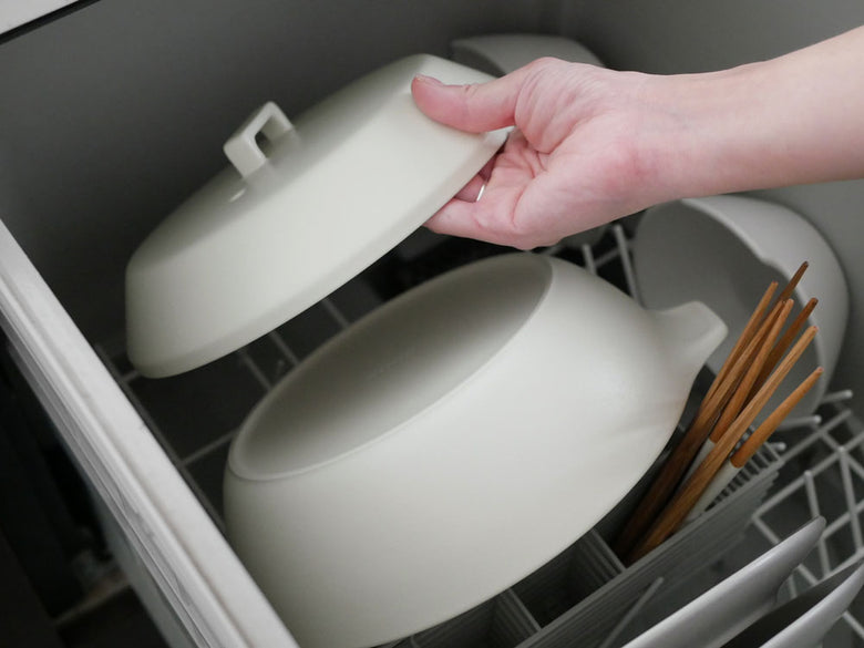 キントー KAKOMI 直火土鍋1.2Lホワイトモデルの写真。耐熱陶器製で蓋が付いており、日本製です。