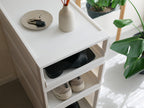 オールホワイトのライクイットクローゼットシステム用オープントレー引き出しとシェルフが配置された収納家具