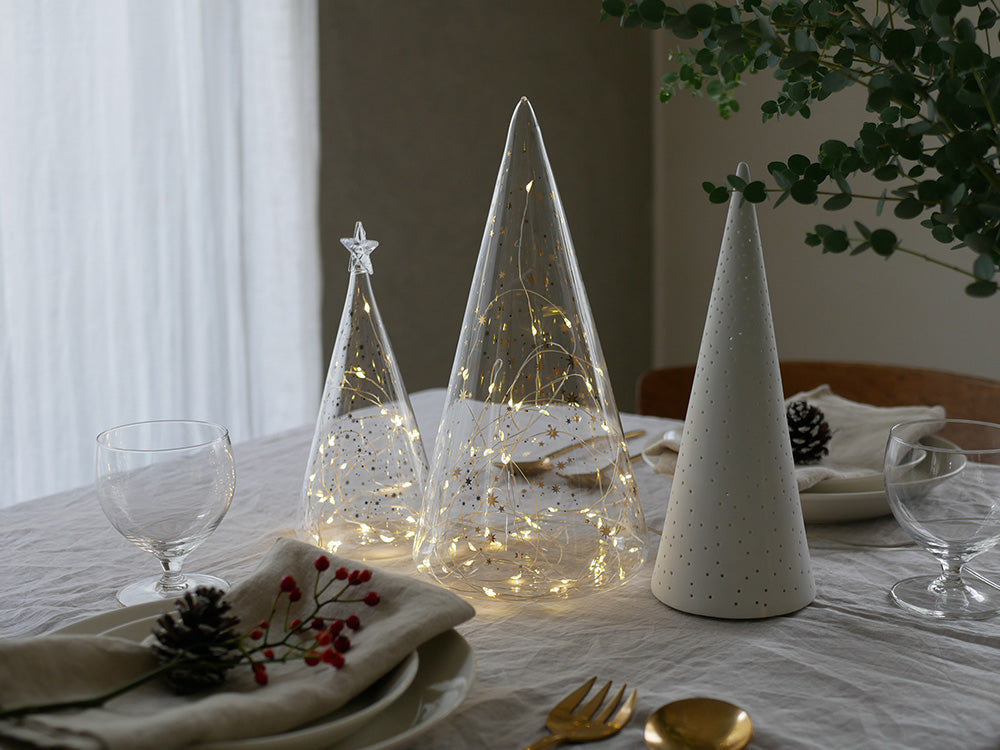LEDライトが輝くシルバーガラス製のクリスマスツリーオーナメント